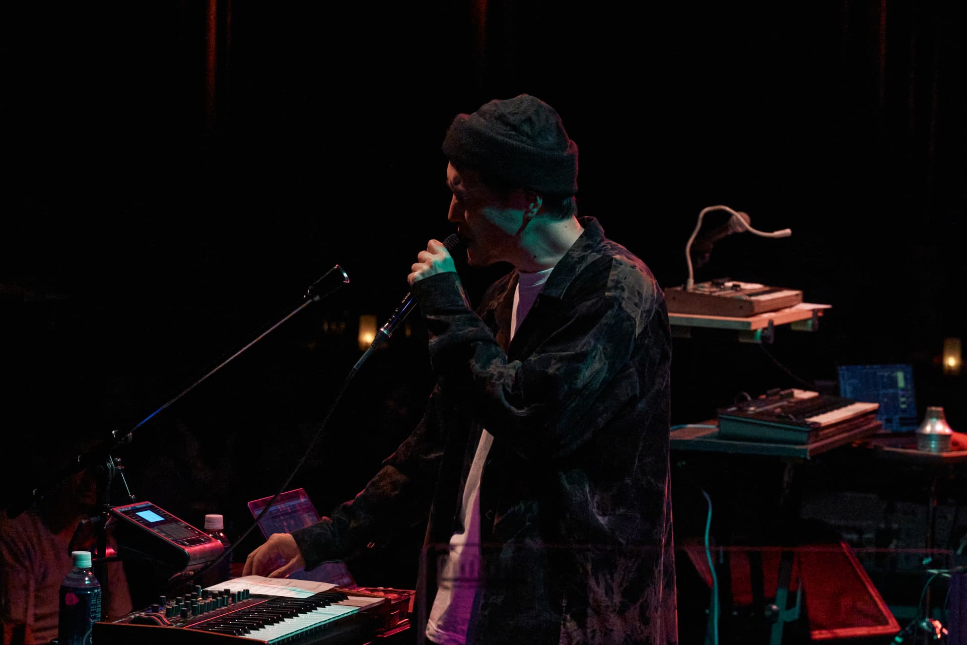 Nenashi performing live